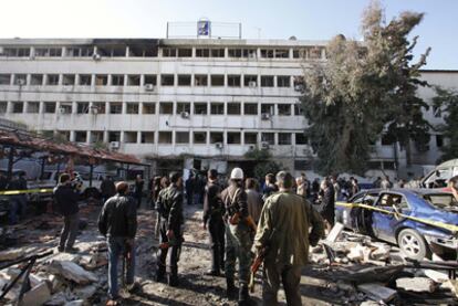 Escenario de uno de los atentados con coche bomba que ayer golpearon un céntrico barrio de Damasco.