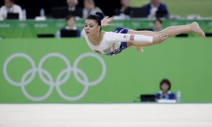 A britânica Claudia Fragapane se apresenta na final de ginástica artística por equipes.