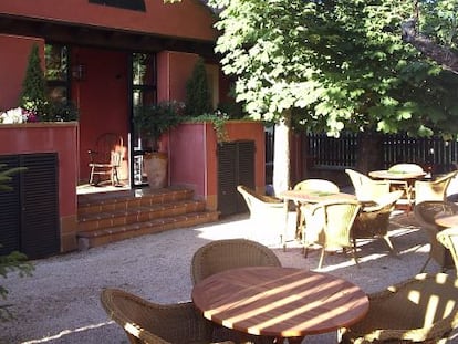 Mesas en el jard&iacute;n del establecimiento hotelero.