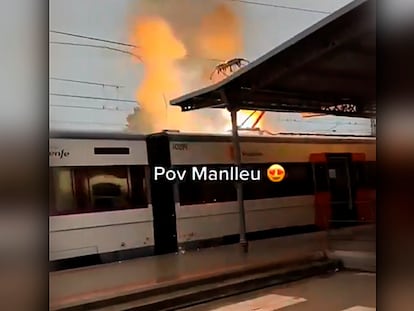 Momento del incendio de la catenaria en la línea R3 de Rodalies en Manlleu.