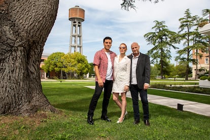 Los dos actores con el director Hagai Levi, en Venecia. 