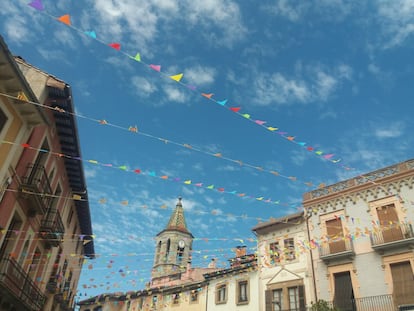 La plaza mayor de Viladrau, engalanada para la fiesta mayor.