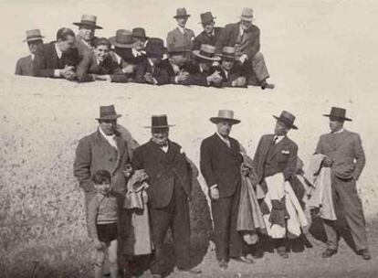 José Ortega y Gasset (en primera fila, en el centro), en la corrida celebrada en Córdoba con motivo del octavo centenario del nacimiento de Maimónides. Junto a él, el torero Machaquito, Pascual Calderón Velís y Rafael Castejón Martínez de Arizala, en la finca La Viñuela, de Antonio Cañero. Primavera de 1932. (Fotografía cedida por la Fundación Ortega y Gasset).