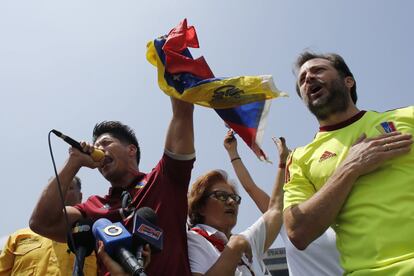 El cantante venezolano Jesús Alberto Miranda, conocido como Chino (izda.) y Ramón Muchacho, alcalde de Chacao, cantan el himno nacional durante la protesta en contra del gobierno de Maduro, en Caracas (Venezuela).