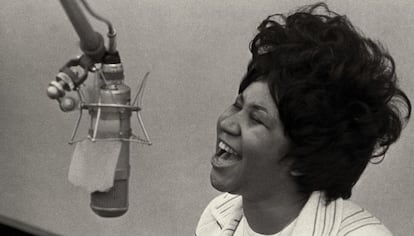 Aretha Franklin canta en 1967 en los estudios Fame, en Muscle Shoals, Alabama.