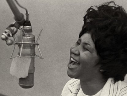 Aretha Franklin canta en 1967 en los estudios Fame, en Muscle Shoals, Alabama.