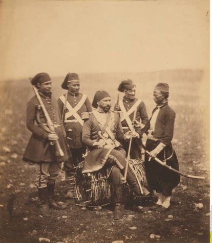 En los inicios se realizaba principalmente fotografía documental y retratos. Los documentalistas utilizaban la técnica del colodión húmedo en placas, con grandes cámaras que desplazaban a lugares remotos para fotografiar el mundo. La imagen es una fotografía de 1855 realizada por Roger Fenton durante la Guerra de Crimea, la primera guerra en ser fotografiada.