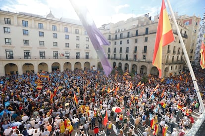 Manifestantes se concentraban en la plaza del Ayuntamiento de Alicante, este domingo.