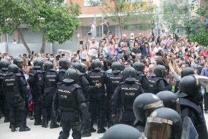 Agentes de la policía nacional forman un cordón policial en el IES Tarragona durante la jornada del 1-O en Cataluña.