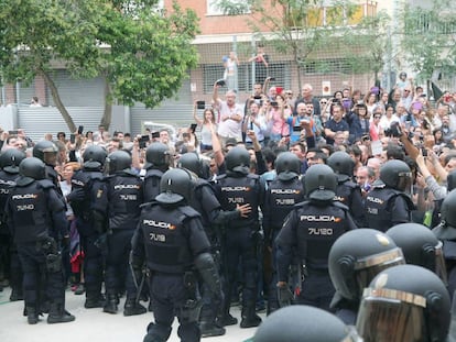 Agentes de la polic&iacute;a nacional forman un cord&oacute;n policial en el IES Tarragona durante la jornada del 1-O en Catalu&ntilde;a.