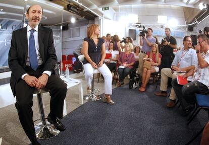 El candidato socialista junto a la directora de campaña del PSOE.