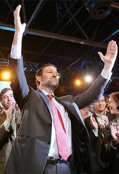 Mariano Rajoy saluda a los asistentes a la Convención del PP tras su discurso.