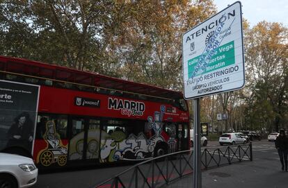 Para testar el funcioanmiento de las cámaras, durante otro par de meses se enviarán notificaciones de las sanciones, pero tampoco se cobrarán. En la foto, un autobús Turistico accede a Paseo del Prado a la altura de Neptuno.