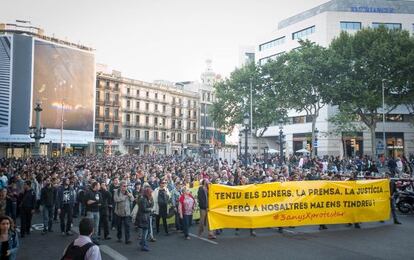 Los manifestantes a su paso por plaza de Catalunya.