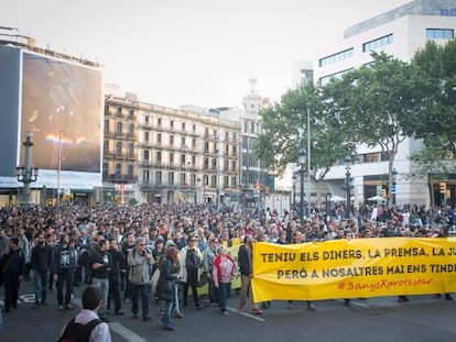 Los manifestantes a su paso por plaza de Catalunya.