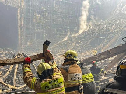 Personal de emergencias trabajaba este sábado entre los escombros de la sala de conciertos Crocus, tras el ataque terrorista, en Krasnogorsk.