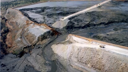 Vista aérea de la rotura de embalse de de Aznalcóllar (Sevilla), el 12 de mayo de 1998.