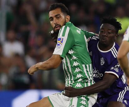 Borja pelea el balón con Salisu. 