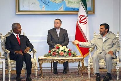 Mahmud Ahmadineyad (derecha) conversa con Kofi Annan durante su encuentro de ayer en Teherán.