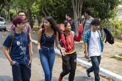 Para evitar peligros, hay tramos del camino en los que Katleen procura juntarse con un par de compañeros.