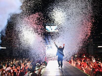 López Obrador, durante el cierre de campaña en el estadio Azteca.