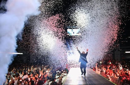 López Obrador, durante el cierre de campaña en el estadio Azteca.