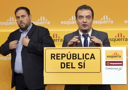 El cabeza de lista por Barcelona de ERC, Alfred Bosch (d), y el presidente de ERC, Oriol Junqueras (i), durante la rueda de prensa que han ofrecido hoy tras ejecutiva nacional de su partido.