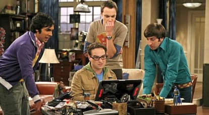 Los chicos de la serie 'The Big Bang Theory' tratando de resolver algo perceptiblemente fácil.