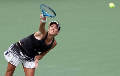 Garbiñe Muguruza saca en su partido contra Su-Wei Hsieh.