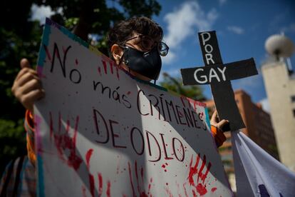 Un grupo de personas participa en una manifestación pacífica para rechazar y pedir justicia por el asesinato de miembros de la comunidad LGTBI+, en Caracas (Venezuela).
