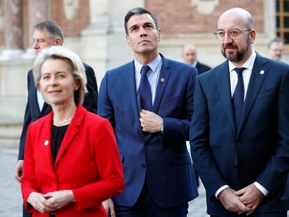 Pedro Sánchez, entre la presidenta de la Comisión Europea, Ursula von der Leyen, y el del Consejo, Charles Michel, en marzo pasado en Versalles (París).