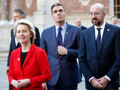 El presidente español ,Pedro Sánchez, el presidente del Consejo Europeo, Charles Michel, y la presidenta de la Comisión Europea, Ursula von der Leyen.