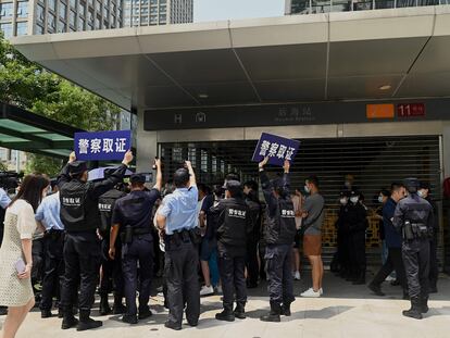 Um grupo de pessoas se reúne para protestar em frente à sede da Evergrande em Shenzhen, sudeste da China, no dia 16.