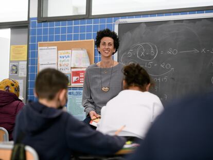 La funcionaria en prácticas Teresa Terrer, en clase en el instituto público Joanot Martorell de Valencia.