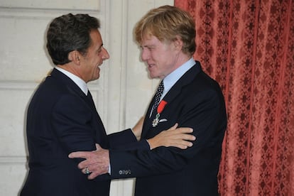 El actor y director Robert Redford (d), saluda al presidente de Francia, Nicolas Sarkozy, tras recibir la Legión de Honor en el Palacio del Eliseo, en París (Francia).