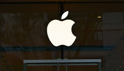 Logotipo de Apple en la entrada de una tienda