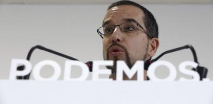 El secretario de Organizaci&oacute;n de Podemos, Sergio Pascual, durante la rueda de prensa ofrecida hoy en la sede de la formaci&oacute;n, en Madrid. 