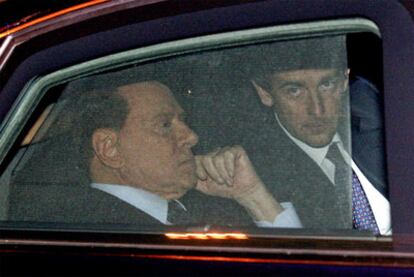 Silvo Berlusconi, junto al diputado Sestino Giacomoni, ayer en Roma.