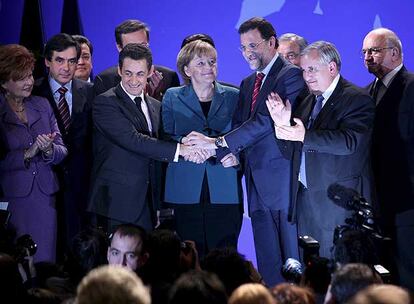 La canciller alemana, Angela Merkel, el presidente francés, Nicolás Sarkozy, y Mariano Rajoy unen sus manos al final del mitin.