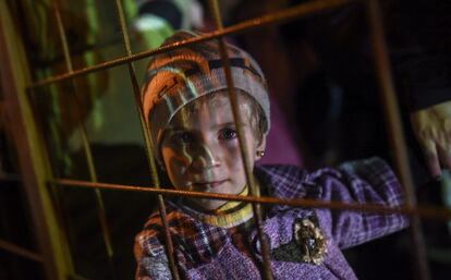 Una niña inmigrante espera a su llegada a un campo de registro para abordar un tren el 20 de octubre de 2015, en la frontera con Serbia, cerca a la ciudad fronteriza de Gevgelija entre Macedonia y Grecia, en la antigua república yugoeslava de Macedonia.