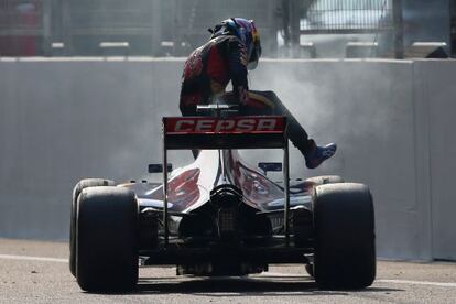 Momento en el que Verstappen salta de su coche tras abandonar en China.