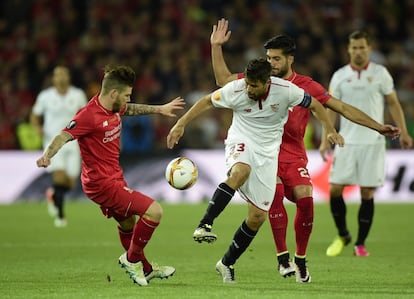 Coke rivaliza con el defensor español del Liverpool Alberto Moreno en la UEFA Europa League. 