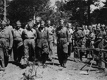 Álvarez del Vayo, Largo Caballero (primero y tercero por la izquierda) y el comandante Rabio (con bastón) inspeccionan las tropas republicanas en el frente del Jarama.