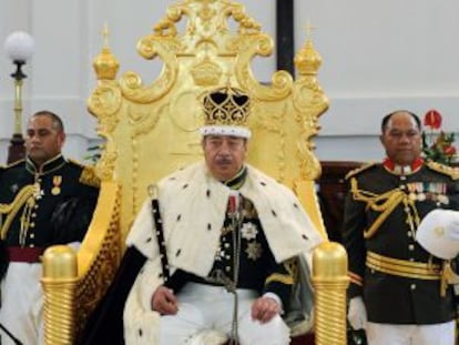 George Tupou V, rey de Tonga, durante su coronaci&oacute;n, en 2008. 