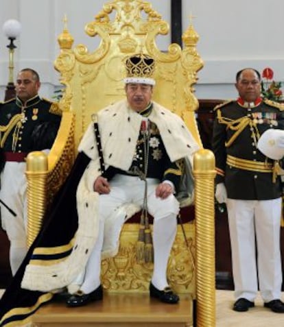 George Tupou V, rey de Tonga, durante su coronaci&oacute;n, en 2008. 