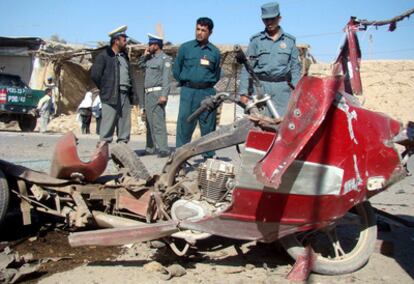 Policias afganos inspeccionan el escenario de otro atentado perpetrado hoy en Afganistán, en el que la explosión de una bomba colocada a un extremo de una carretera en Lashkar Gah, capital de la provincia de Helmand, dejó, al menos, cinco policias heridos.