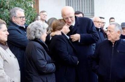 El presidente de Mercadona, Juan Roig, da el pésame a familiares del empresario Francisco Pons, fallecido ayer, a su llegada al funeral celebrado esta tarde en Beniparrell. 