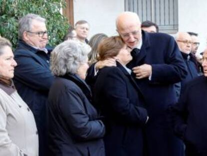 El presidente de Mercadona, Juan Roig, da el pésame a familiares del empresario Francisco Pons, fallecido ayer, a su llegada al funeral celebrado esta tarde en Beniparrell. 