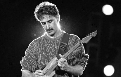 Frank Zappa en concierto en Madrid en 1988.