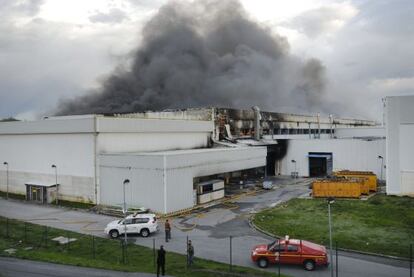 Imagen del incendio declarado en la planta de Aernnova, en Miñano (Vitoria).